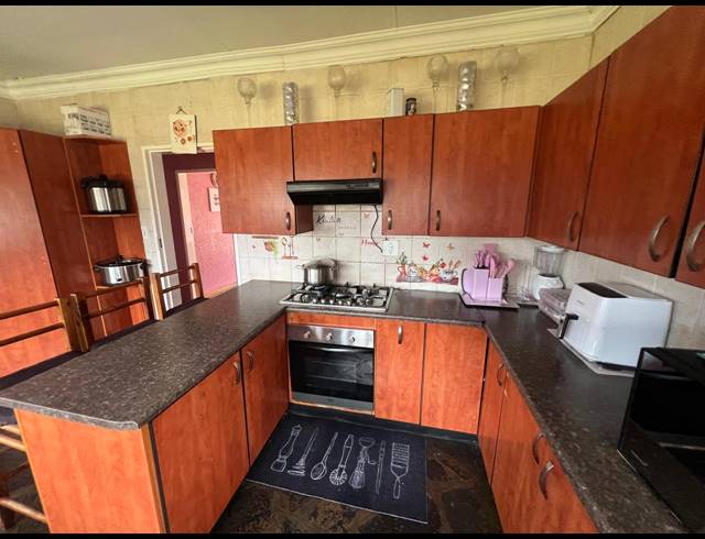 4 BEDROOM HOUSE FOR SALE IN BUYSCELIA